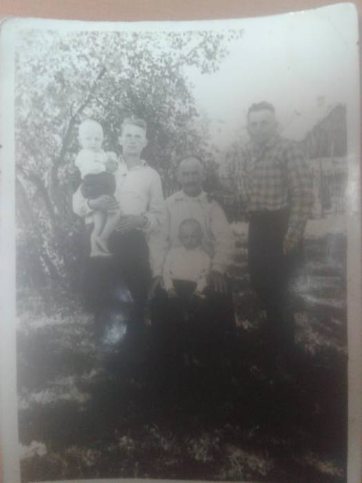 слева-направо Калиновский Алексей,Петрученя Емельян Артемович,Петрученя Михаил Емельянович