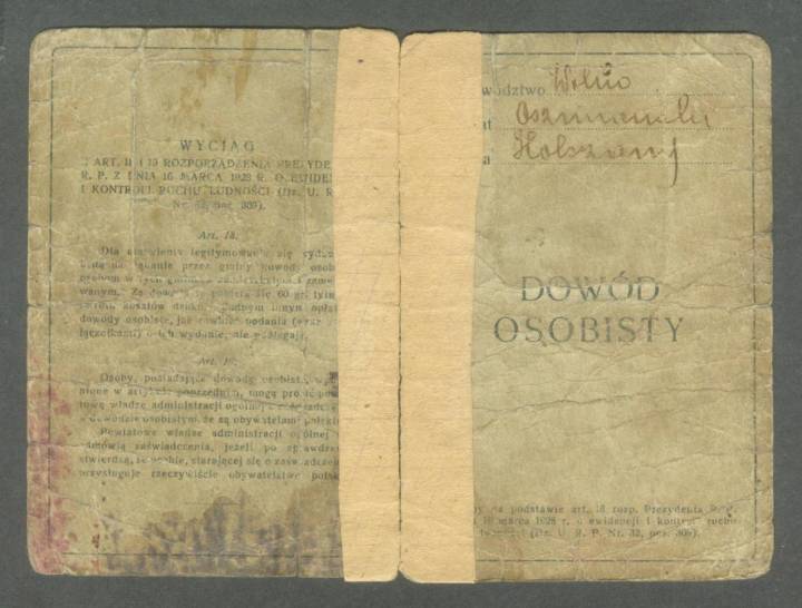 Dowód osobisty wydawany przez władze polskie w okresie międzywojennym zawierający po za danymi potwierdzenie przynależności narodowej - część tytułowa dowodu.