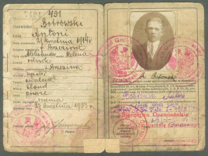 Dowód osobisty wydawany przez władze polskie w okresie międzywojennym zawierający po za danymi potwierdzenie przynależności narodowej - część wewnętrzna dowodu.