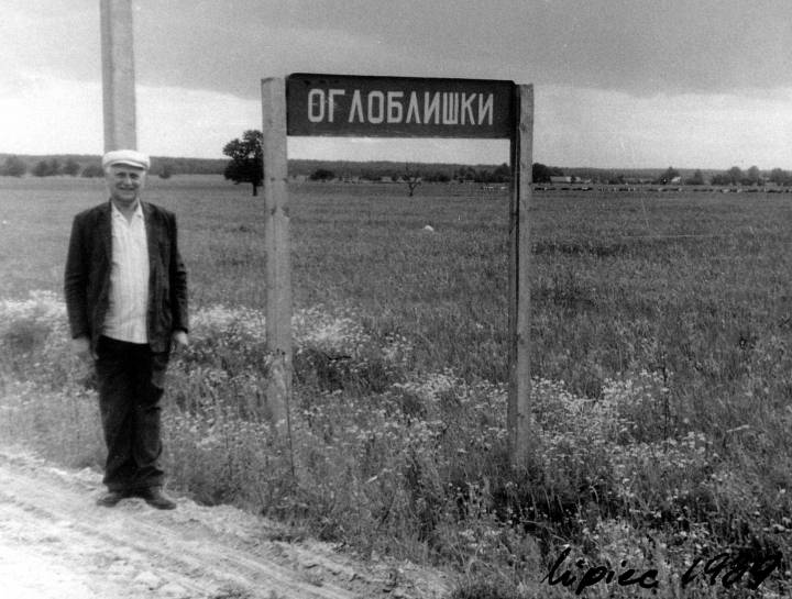Tablica miejscowości od strony stacji Jachimowszczyzna w oddali wieś Kowszary.