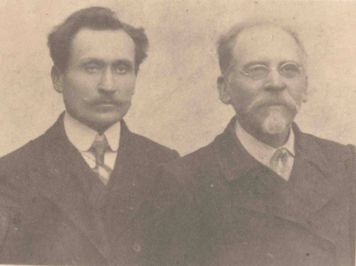 Właściciele Janowszczyzny z prawej Władysław Józefowicz ur. 1845  zm.1920, pochowany w Olkowiczach z synem Antonim Józefowiczem ur.1871- zm. w 1943, pochowany w Olkowiczach