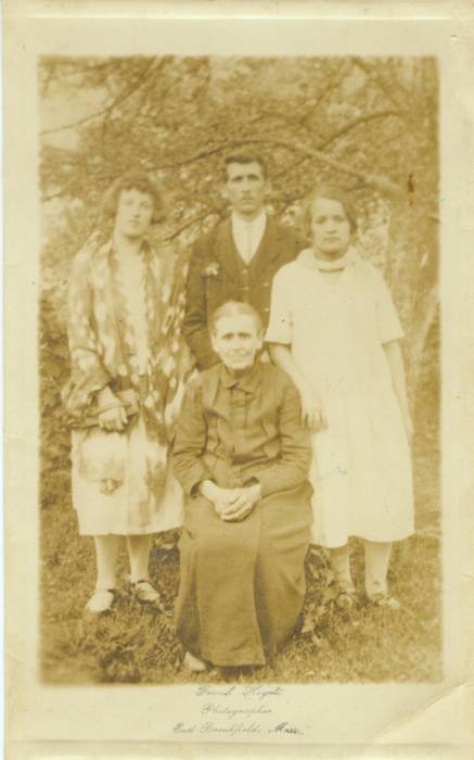 W Janowszczyźnie siedzi Józefa Józefowicz z domu Gintow-Dziewiałtowską ( ur 1864. zm.1929 pochowana w Olkowiczach )z dziećmi , synem Adolfem ( ur. w Janowszczyźnie w 1890 w zm. w Cybince w 1975 ,z prawej Konstancja z Józefowiczów Chmielewska, ur. 1907 w Janowszczyźnie zm. w 1994 w Gryficach, więzień Sybiru, z lewej Stefania z Józefowiczów, Wojewódzka  ur. 1899 zm. na zesłaniu pod Archangielskiem najprawdopodobniej w 1940 r. 