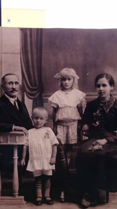 Antoni Józefowicz ( 1871-1943)  żona Heleną Józefowicz z domu Muraszko ( 1888-1983) oraz dziećmi Kingą ( 1920) i Antonim ( 1922-2000)