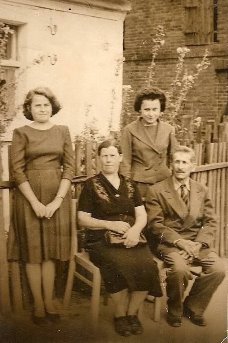 Adolf Józefowicz ( 1890-1975) z żoną Stanisławą Józefowicz z domu Mackiewicz ( 1910-1995) oraz córkami Genowefą Józefowicz , po mężu Polańska ( ur. 1940 w Janowszczyźnie) i Teresą Józefowicz, obecnie Kucharczuk ( ur. 1942 w Janowszczyźnie ) zdjęcie wykonane po wojnie w Cybince   
