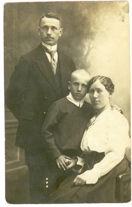 Piotr Józefowicz  ( 1887-1963) z żoną Marią Polańską ( 1894-1975) oraz synem Marianem ( 1923-2008)