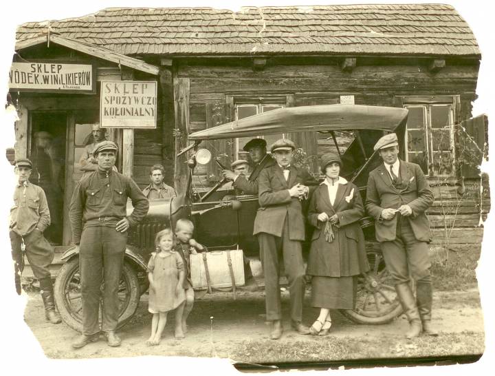 Sklep Polańskich. Zdjęcie wykonano gdy do Olkowicz przyjechali geodeci ( na pierwszym planie) 