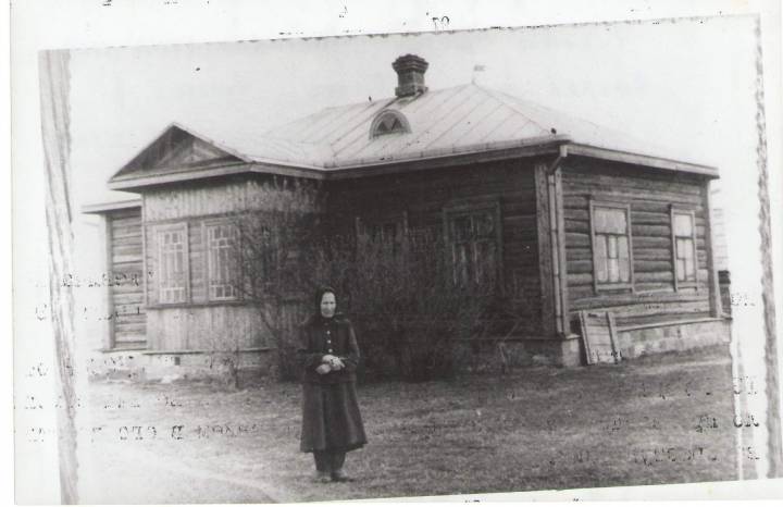 Дом у Бартылёўцы, пабудаваны ў 1939 годзе. Рынкевіч Марыя Антонаўна, другая жонка Рынкевіча Юльяна Лукіча. 