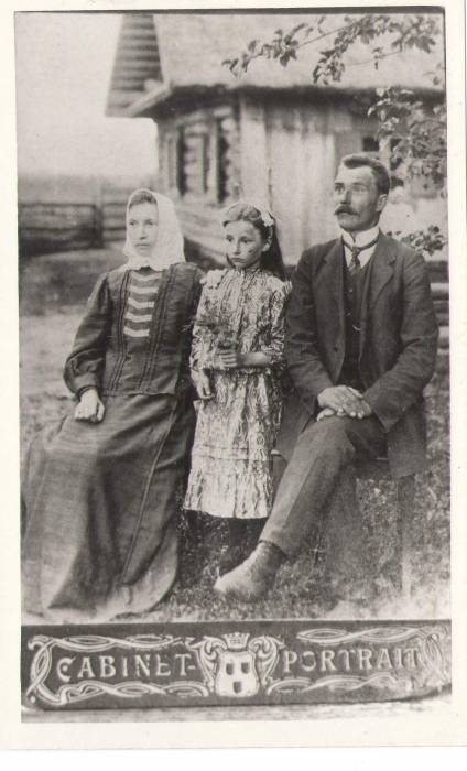 Рынкевіч Юльян Лукіч з жонкай Аўгустынай і дачкой Ганнай.