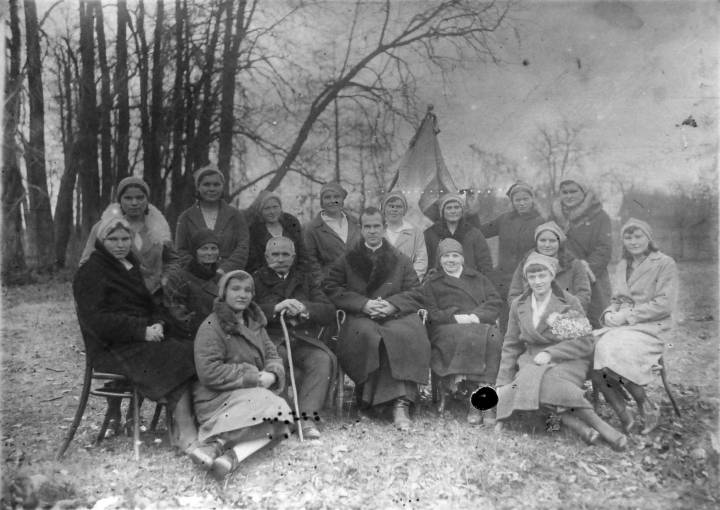 Sodalicja Mariańska (?) w parku dworu w Jodach. W środku hr. Henryk Łopaciński