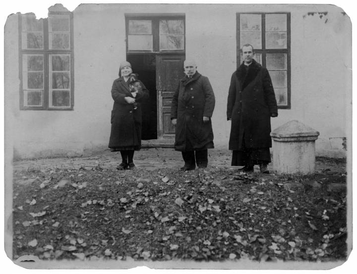 Na ganku dworu w Jodach.<br>Zofia Mirska-Szewczenko, Henryk Łopaciński, ksiądz (?)