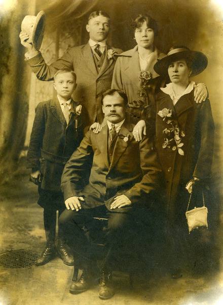 Чураков Илларион Кондратьевич (слева с приподнятой шляпой) <br>в Канаде г.Монтреаль