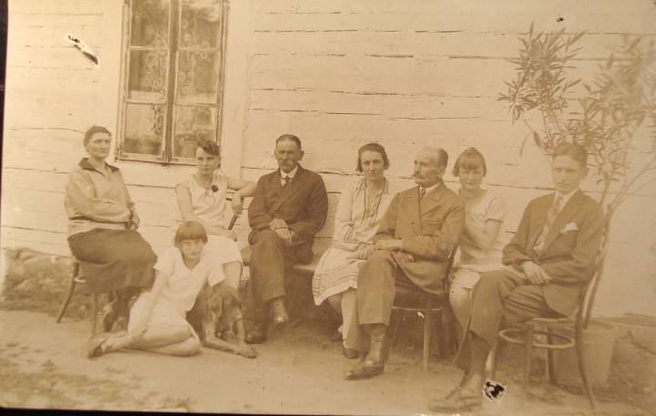 Rodzina Leonarda Sidorowicza przed domem. Leonard zarządzał gospodarka leśną w majątku Brońskich.