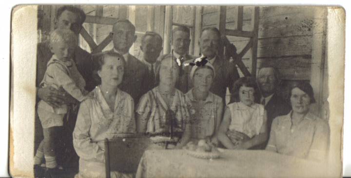 Po lewej pani Brońska z synkiem i mężem (?) po prawej rodziny Leonarda i Ksawergo Sidorowiczów.