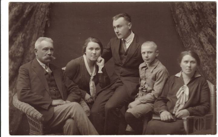 Rodzina Zarembów, zamieszkała w Derewni k. Słonimia. Zdjęcie zrobione w zakładzie B. Wajnsztajna w Słonimiu.<br>Od lewej Józef - mój pradziad, Halina, Edward, Władysław, Julia Rodzina Zarembów, zamieszkała w Derewni k. Słonimia. Zdjęcie zrobione w zakładzie B. Wajnsztajna w Słonimiu.<br>Od lewej Józef - mój pradziad, Halina, Edward, Władysław, Julia