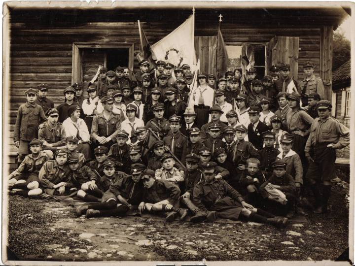 Sіonimska druїyna harcerska. W centrum w kapeluszu dyrektor gimnazjum im T.Koњciuszki (prawdopodobnie J.Kleindienst), obok po lewej dr Ballerstatt Sіonimska druїyna harcerska. W centrum w kapeluszu dyrektor gimnazjum im T.Koњciuszki (prawdopodobnie J.Kleindienst), obok po lewej dr Ballerstatt