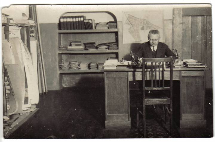 Dyrektor gimnazjum im T. Kosciuszki w Sіonimie (prawdopodobnie J. Kleindienst) w gabinecie Dyrektor gimnazjum im T. Kosciuszki w Sіonimie (prawdopodobnie J. Kleindienst) w gabinecie