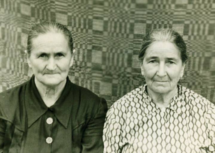 слева Смолич Каролина Иосифовна, справа Савицкая Мария Иосифовна (в девичестве, Покорные); в начале 20 в. работали у Барановской Е.В. в Сутково