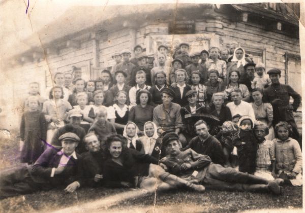Жыхар вёскі каля школы 3 верасня 1945 года
