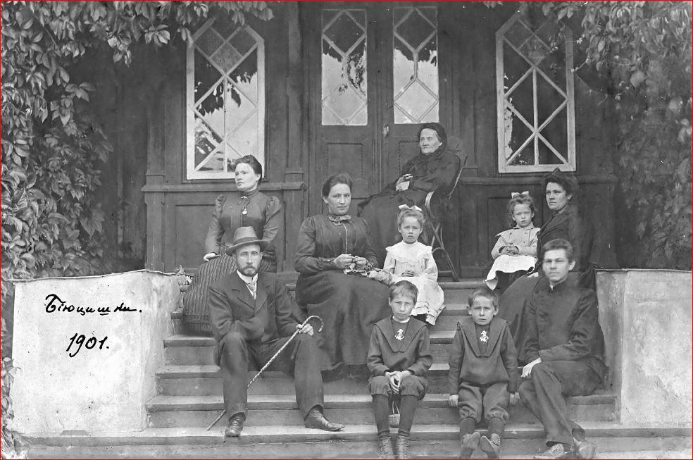 Семья Стеблин-Каменских в Биютишском имении.<br>Нижний ряд (слева направо): Егор Егорович, Александр, Егор, Иван (священномученик Иоанн).<br>Средний ряд: гувернантка, Ольга, Елизавета, Ольга Александровна.<br>Верхний ряд: (?), Елизавета Павловна