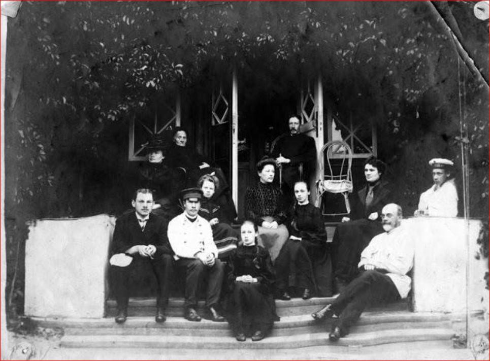 Семья Стеблин-Каменских и Неклюдовых на балконе дома в Биютишках