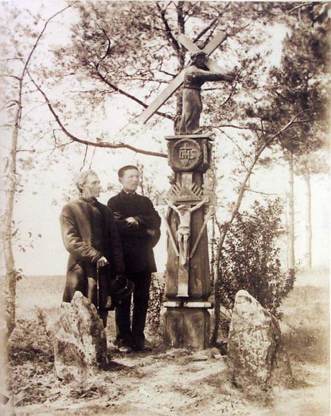 Klemens i Jan Bohatyrowiczowie przy grobie Jana i Cecylii.<br>Fot. Jan Sadowski, <br>l.80-te XIXw.