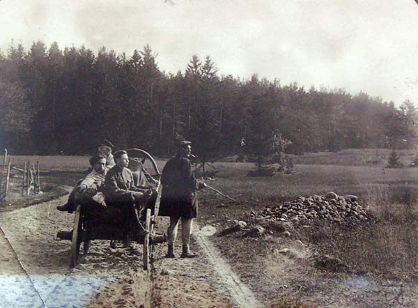Па дарозе з Лошы ў Даўгінічы. На фота – гісторык, пісьменнік Міхаіл Мялешка, этнограф, фалькларыст Алксандр Шлюбскі, географ Мікалай Азбукін.<br>Фота Л.Дашкевіча, 8-19 траўня 1923г.