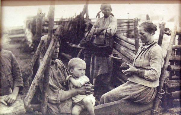 Даўгінічы. Сучэнне нітак.<br>Фота Л.Дашкевіча, 8-19 траўня 1923г.