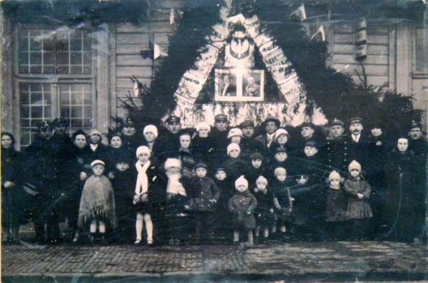 Чыгуначнікі станцыі Ганцавічы і іх сем'і ў дзень святкавання 20-годдзя Незалежнасці Польскай дзяржавы. 1938 г. Чыгуначнікі станцыі Ганцавічы і іх сем'і ў дзень святкавання 20-годдзя Незалежнасці Польскай дзяржавы. 1938 г.