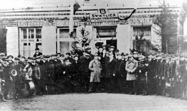 Моладзь Ганцавіч каля клуба  Моладзь Ганцавіч каля клуба