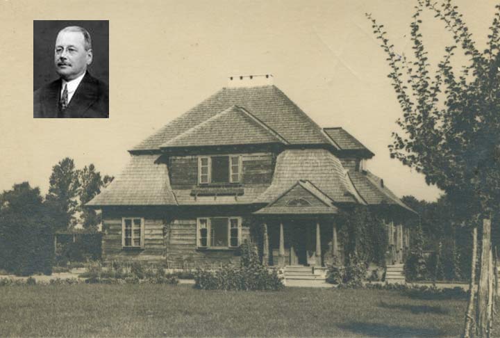 Dwór w Hołowiczpolu został wybudowany po 1930 roku w miejsce uprzednio spalonego również drewnianego wg. projektu wileńskiego architekta Leona Witan-Dubiejkowskiego. Na zdjęciu - ministr i senator Jerzy Iwanowski, właściciel majątku (fot. z archiwum Andrzeja Iwanowskiego)