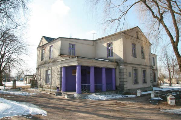 Dwór, widok od podjazdu (2010-03-08)