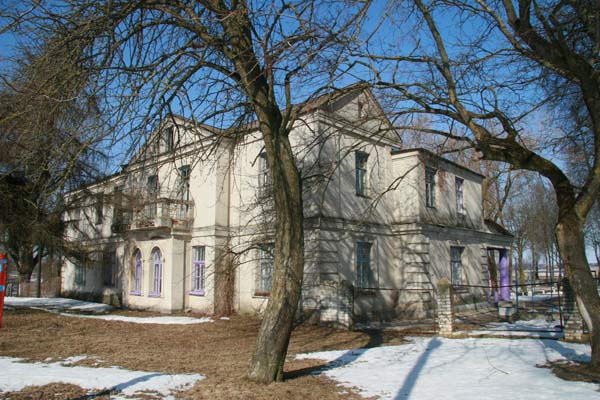 Dwór, widok od strony południowej (2010-03-08)