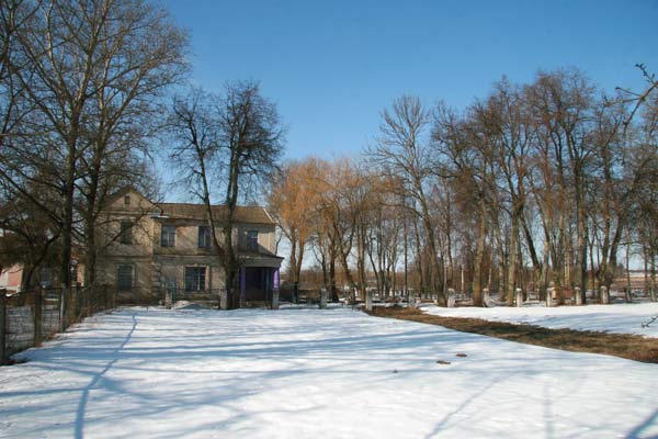 Dwór, widok od wschodu (2010-03-08)