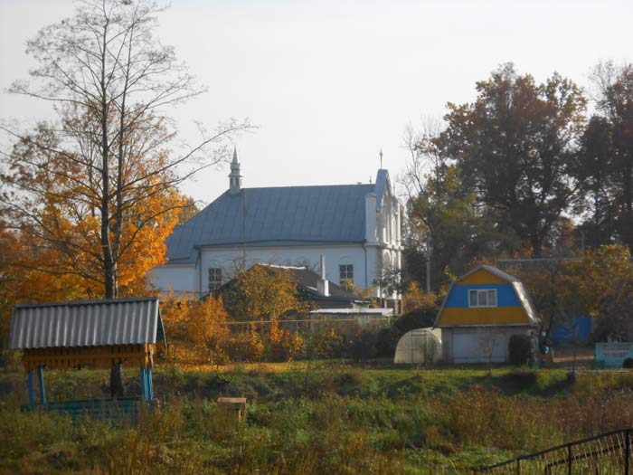 Погляд на крошынскі касцёл ад парку