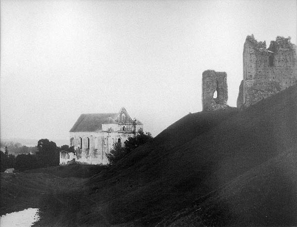 Nowogródek. Zamczysko od wschodu z widokiem na farę.<br>Fot. Józef Boretti, 1894