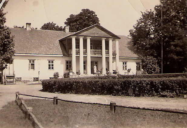 Po prawo rezydencja Witolda Boretti w Parfimowcach (Parchimowcach)