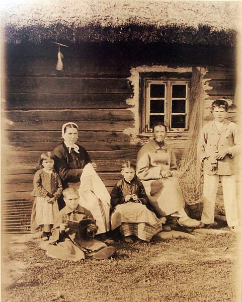 Rodzina rybaka Kozłowskiego.<br>Fot. Jan Sadowski, <br>l.80-te XIXw.