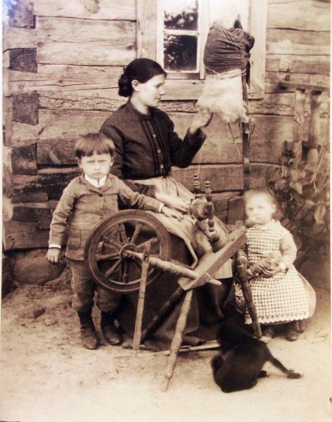 Marja z Osipowiczów Strzałkowska z dwojgiem dzieci.<br>Fot. Jan Sadowski, <br>l.80-te XIXw.