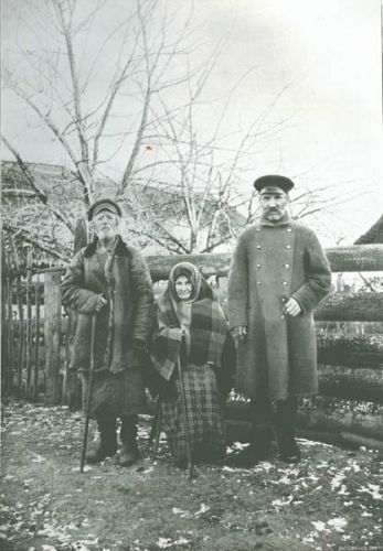 Сталавіцкія старажылы Іван Таўкачэвіч (85 гадоў), Францыска Астаўкевіч (96 гадоў) і Лабашэвіч (80 гадоў) на здымку І. Аткінсона