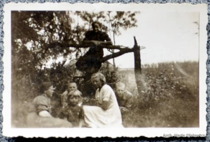 Bartylówka (1938)<br>Matka Albina Olsiewicz (pierwsza z lewej), Maria Olsiewicz (w białej sukience) Balbina Olsiewicz ( w czarnej sukience).<br>Za Marią, po prawej stronie Leon Olsiewicz ( ostżyżony po chorobie tyfusowej)