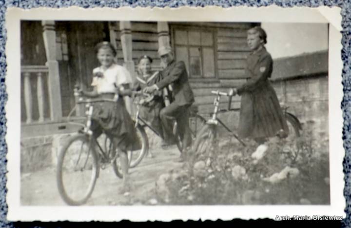 Bartylówka (1939<br>od lewej: Kleopatra Wołyniec (Klonia), Wanda Rynkiewicz, Leon i Maria Olsiewiczowie.<br>Zdjęcie wykonane po powrocie z wycieczki rowerowej na której przy rowerze Marii ułamała się część kierownicy)<br>W tle stary dom w Bartylówce z gankiem i oknem nazywanym 