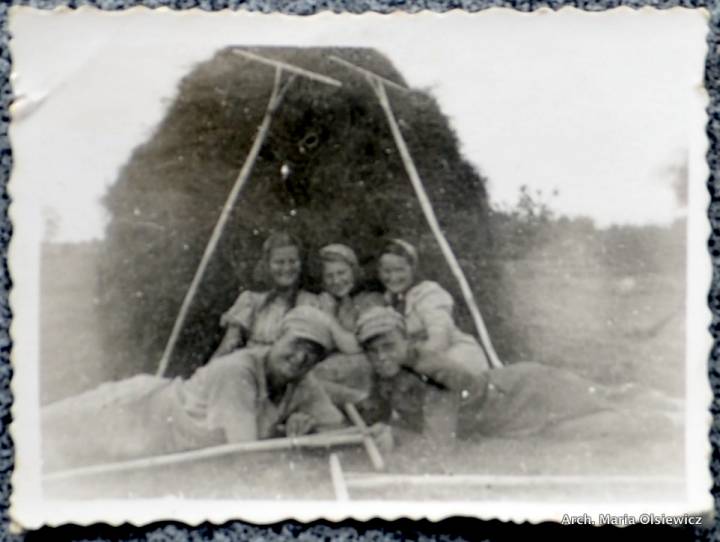 Bartylówka (1939)<br><br>Od prawej Bina (Balbina Olsiewicz), po środku ich koleżanka Emilka która przyjeżdżała pomagać w czasie żniw