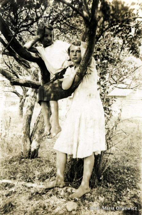 Maria Olsiewicz (w białej sukience) i Wanda Rynkiewicz w sadzie w Bartylówce.