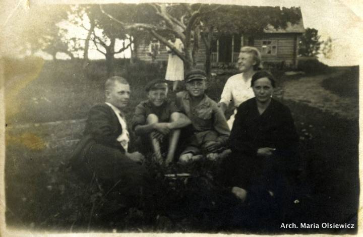 Bartylówka (1938) Przed domem matka Albina Olsiewicz (pierwsza z prawej) z dziećmi: (Leon - pierwszy z lewej, Stefanem, Alfonsem, Marią ( w białej sukience za matką) i Balbiną ( w białej sukience koło drzewa). Wszyscy urodzeni w Bartylówce. W tle stary dom. Po środku wejście przez zadaszony ganek. Po prawej stronie wejścia kuchnia z oknem które mieszkańcy nazywali 