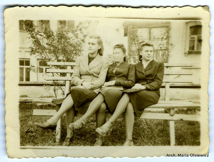 Maria Olsiewicz (pierwsza z prawej) na ławeczce w Głębokiem z koleżankami z pracy.