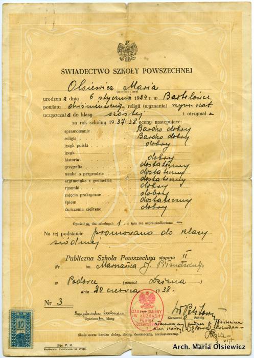 Świadectwo szkolne Marii Olsiewicz.<br>Takich szkół jak w Podorce powstało w tamtym rejonie więcej i były one fundowane przez Józefa Piłsudzkiego dlatego nosiły jego imię.<br>Maria Cichocka była na uroczystym otwarciu tych szkół jako delagat uczniów szkoły w Podorce. Honorowym gościem na tym otwarciu była żona Piłsudzkiego.