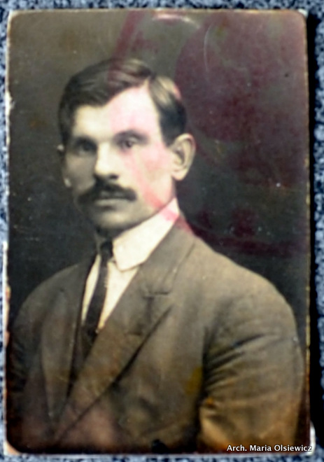 Maksymilian Adolf Olsiewicz.<br>Ojciec Marii, Leona, Alfonsa, Stefana i Balbiny.<br>ur. 1883<br>zm. 1926 (Rabowszczyzna)