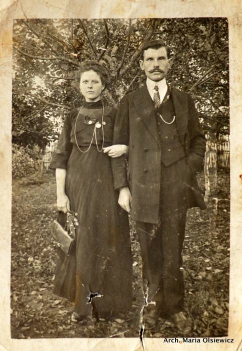 Albina Olsiewicz (z domu Rynkiewicz) i Maksymilian Olsiewicz.<br>Zdjęcie wykonane w Bartylówce lub Rabowszczyźnie.