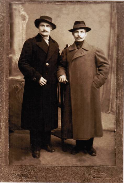 Прадед Алексей Кирик справа с братом. 