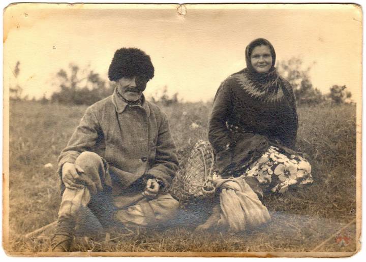 крестьянин деревни Ямник Литвинчук Кондрат Степанович (1867-1968) и его дочь Ольга